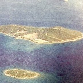 Πωλείται η «Χώρα»: Μεγιστάνες διεκδικούν το νησάκι στο&nbsp;Σούνιο