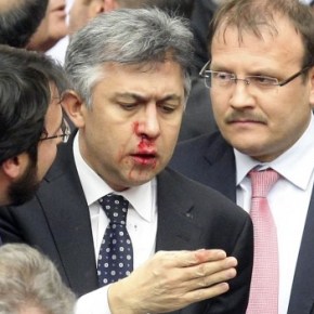 Άγριο ξύλο πάλι στην τουρκική Βουλή – Σπασμένες μύτες και χέρια!&nbsp;ΒΙΝΤΕΟ