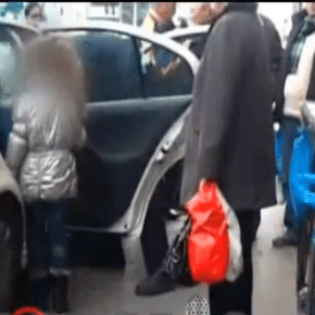 ΟΙ ΛΑΘΡΟΜΕΤΑΝΑΣΤΕΣ ΚΥΚΛΟΦΟΡΟΥΝ ΔΩΡΕΑΝ – Βίντεο: Ελεγκτής παρέδωσε στην Αστυνομία μητέρα & παιδί για 1,40&nbsp;ευρώ!