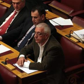 Πέρασε το κρίσιμο πολυνομοσχέδιο – ο Σαμαράς διέγραψε τον Κακλαμάνη – «όχι» Παπανδρέου για τις&nbsp;τράπεζες