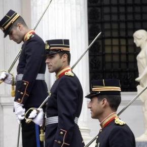 Η «κολεξιόν» του ΓΕΕΘΑ με τις στολές τα ειρωνικά χαμόγελα και η&nbsp;δυσαρέσκεια