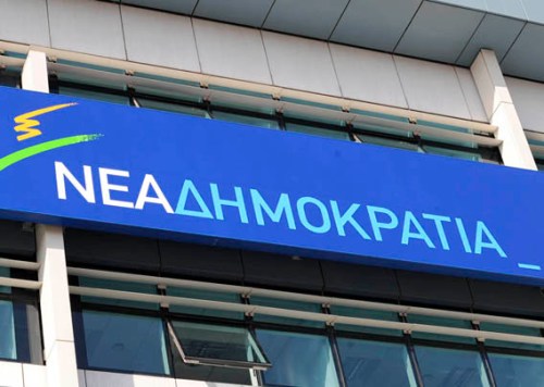 ÓÔÁ ÍÅÁ ÃÑÁÖÅÉÁ ÔÇÓ ÍÅÁÓ ÄÇÌÏÊÑÁÔÉÁÓ Ï ÁÍÔÙÍÇÓ ÓÁÌÁÑÁÓ ÐÁÑÏÕÓÉÁÓÅ ÔÏ ÊÁÉÍÏÕÑÃÉÏ ÅÌÂËÇÌÁ ÔÏÕ ÊÏÌÌÁÔÏÓ.  (PHASMA / ÈÁÍÁÓÇÓ ÄÇÌÏÐÏÕËÏÓ)