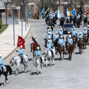 Έφιππη φρουρά για τους Τούρκους που φαίνεται ότι …πρόλαβαν το&nbsp;ΓΕΕΘΑ