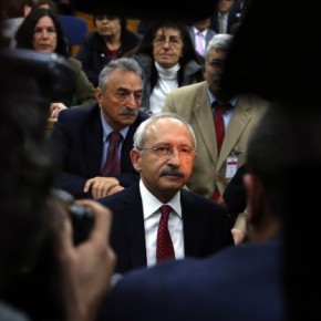 Επιτέθηκαν στον αρχηγό της αντιπολίτευσης μέσα στην τουρκική Βουλή – ΒΙΝΤΕΟ