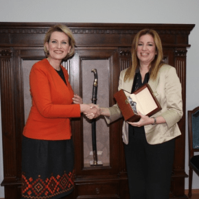 Τι δώρο έκανε η Αλβανίδα υπουργός Άμυνας στη Φώφη&nbsp;Γεννηματά