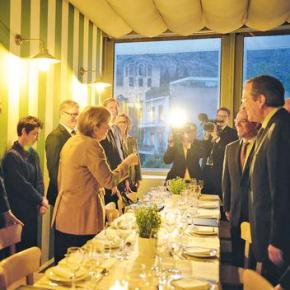 Η ΑΚΡΟΠΟΛΗ ΣΤΟ ΠΙΑΤΟ ΤΗΣ ΜΕΡΚΕΛ Τη μάγεψε η θέα και η…&nbsp;λαδόκολλα