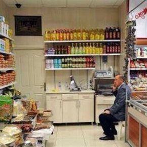 Σε κατάστημα διέφυγε ο Ερντογάν για να κρυφτεί από τους διαδηλωτές Σάλος με κλωτσιά συμβούλου σε διαδηλωτή για τα&nbsp;ορυχεία