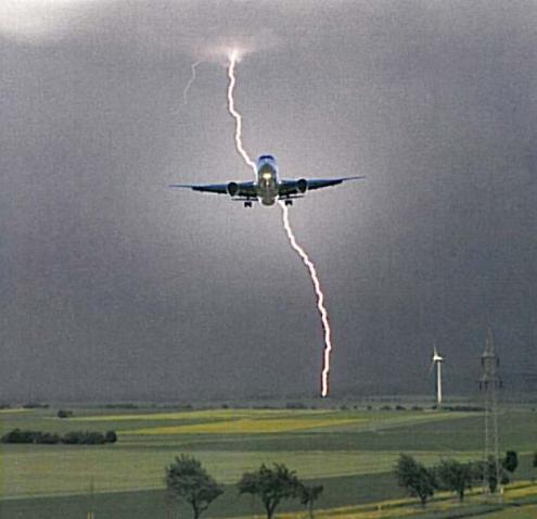 Airplane-LightningStrike