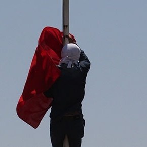 Σκύλιασαν οι Τούρκοι με τον νεαρό Κούρδο που κατέβασε την Τουρκική Σημαία απο την Αεροπορική&nbsp;Βάση!