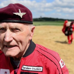 89χρονος πήδηξε με αλεξίπτωτο στη&nbsp;Νορμανδία