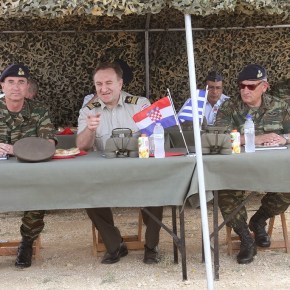 ΕΠΙΣΚΕΨΗ ΑΡΧΗΓΟΥ ΕΝΟΠΛΩΝ ΔΥΝΑΜΕΩΝ ΤΗΣ ΔΗΜΟΚΡΑΤΙΑΣ ΤΗΣ ΚΡΟΑΤΙΑΣ ΣΤΗΝ ΠΕΡΙΟΧΗ ΕΥΘΥΝΗΣ ΤΟΥ Δ΄ΣΣ&nbsp;(φωτογραφίες)