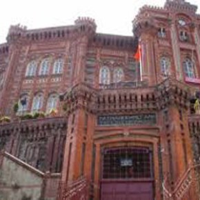 «Ξηλώνουν» τις ελληνικές επιγραφές από κτίρια της Κωνσταντινούπολης!