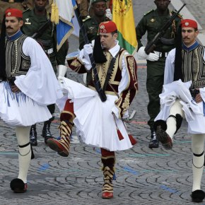 Ξετρελάθηκαν οι Παριζιάνες με τους Εύζωνες της Ελλάδος&nbsp;!