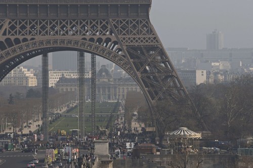 Air pollution in Paris : Eiffel tower through a haze of pollution in Paris