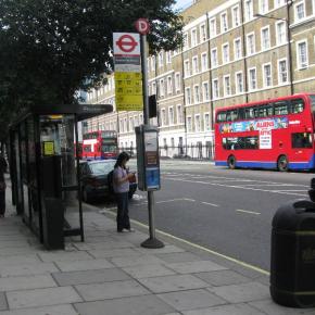 ΔΕΙΤΕ τι γράφουν για την ΕΛΛΑΔΑ σε στάση λεωφορείων στο ΛΟΝΔΙΝΟ! Εδώ απαγορεύεται…!!! (φωτό)