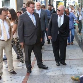 Φωτορεπορτάζ:Ο εκλεκτός της Μέρκελ στην Ελλάδα σπάει πλάκα με τον πόνο μας- Ο φον Φούχτελ & οι αυλικοί του περιεργάζονται ανάπηρο στο&nbsp;Ηράκλειο!