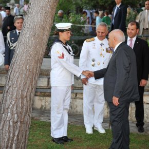 Η ανθρώπινη στιγμή στην τελετή ορκομωσίας των Ναυτικών&nbsp;Δοκίμων