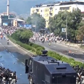 Βίντεο-Φωτορεπορτάζ:Αλβανοί στους δρόμους των Σκοπίων φωνάζοντας “Αλλάχ Ακμπάρ”-Άγριες συμπλοκές με την&nbsp;αστυνομία!