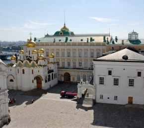 ΘΡΗΣΚΕΥΤΙΚΟ ΕΡΓΟΤΑΞΙΟ ΤΟ ΚΡΕΜΛΙΝΟ. Ο ΠΟΥΤΙΝ ΘΑ ΧΤΙΣΕΙ 2 ΜΟΝΕΣ ΚΑΙ 1&nbsp;ΕΚΚΛΗΣΙΑ
