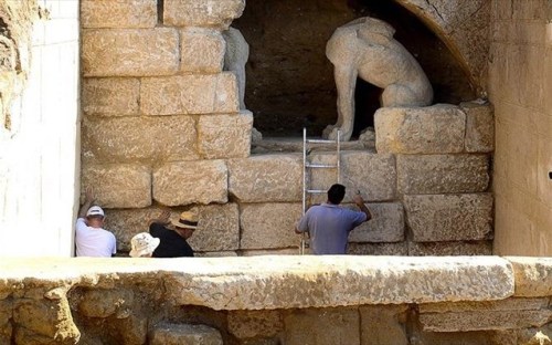 apomakrunontai-oi-sfigges-gia-na-dieukolunthei-i-prosbasi-sto-mnimeio