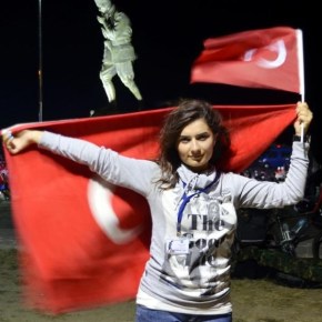 Φωτορεπορτάζ:Οι Τουρκάλες ξενυχτάνε μόνες ή δυό-δυό-”Λατρεία” για τον σφαγέα Κεμάλ ανήμερα της μαύρης επετείου της ήττας του Ελληνικού στρατού στο&nbsp;Αφιονκαραχισάρ