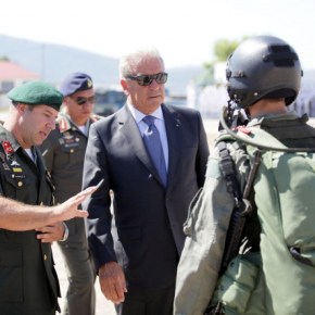 Ο Αβραμόπουλος μοίρασε `πτέρυγες` στους Ευέλπιδες –&nbsp;ΒΙΝΤΕΟ