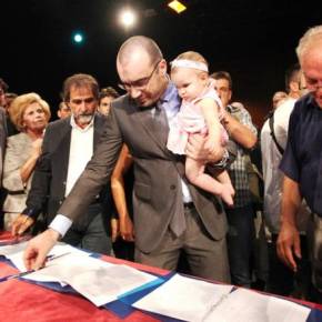 Συγκλόνισε ο Παναγιώτης Ηλιόπουλος: Ορκίστηκε Περιφερειακός σύμβουλος Θεσσαλίας αγκαλιά με την κόρη του – Φωτορεπορτάζ,&nbsp;Βίντεο