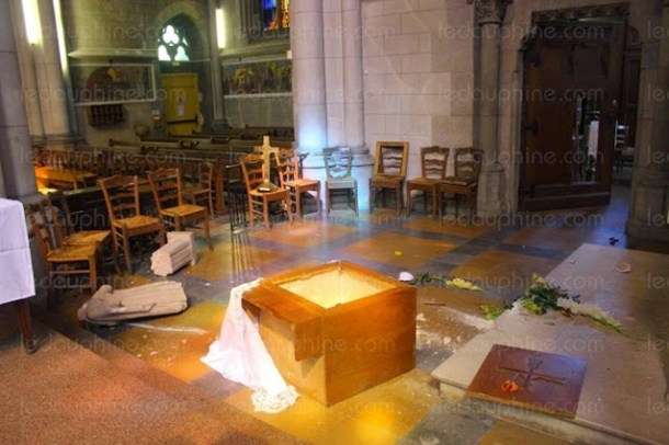 les-autels-ont-ete-renverses-a-la-basilique-et-a-l-eglise-photo-le-dl-a-c_thumb