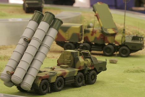 Ïåðâûé ñåðèéíûé ïîëê çåíèòíîé ðàêåòíîé ñèñòåìû Ñ-400