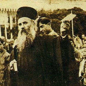 Ο μαρτυρικός θάνατος του Μητροπολίτη Σμύρνης Χρυσόστομου Σαν σήμερα πριν από 92 χρόνια ένας άγιος του ελληνισμού μαρτύρησε για την πίστη και το ποίμνιό του. Το τραγικό σκηνικό του μαρτυρίου ήταν η Σμύρνη στις&nbsp;φλόγες.