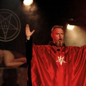 Σατανιστές δημόσια θα πατήσουν εικόνες και θα φτύσουν πάνω στη Θεία Ευχαριστία!&nbsp;(BINTEO)