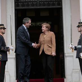 Στο Βερολίνο χωρίς «κούρεμα» ΤΟ ΜΑΞΙΜΟΥ ΠΡΟΕΤΟΙΜΑΖΕΙ ΤΟ ΤΑΞΙΔΙ ΣΑΜΑΡΑ ΜΕ ΑΙΤΗΜΑ ΤΗΝ ΕΠΙΜΗΚΥΝΣΗ ΤΟΥ&nbsp;ΧΡΕΟΥΣ