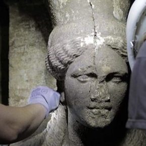 Βρετανός αρχαιολόγος: «Οι Καρυάτιδες φυλάνε τη μητέρα του Μ.Αλεξάνδρου»