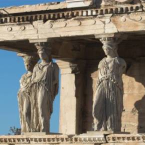 «Αδελφές» των Καρυάτιδων του Ερεχθείου οι δύο Καρυάτιδες της Αμφίπολης: Τα αγάλματα είναι ολόκληρα Ο ΕΛΓΙΝ ΕΚΛΕΨΕ ΤΗ ΜΙΑ Η ΑΜΦΙΠΟΛΗ ΜΑΣ ΔΙΝΕΙ ΔΥΟ ΑΡΧΑΙΕΣ&nbsp;ΚΟΡΕΣ