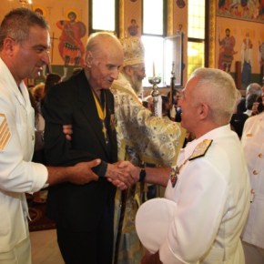 Οι επιζώντες του Βασίλισσα Όλγα στην Λέρο μαζί με τον&nbsp;Α/ΓΕΝ