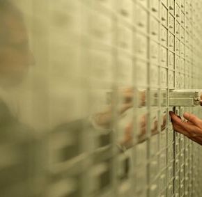 Αφήνουν τα κορόιδα να πληρώνουν: Τα δάνεια έγιναν καταθέσεις στο&nbsp;εξωτερικό