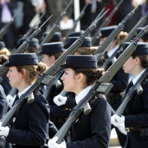 Υπό αυστηρά μέτρα ασφαλείας οι παρελάσεις σε Αθήνα και Θεσσαλονίκη Κυκλοφοριακές ρυθμίσεις για Αθήνα και&nbsp;Πειραιά.