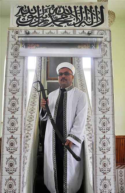 AAA_Ο-ιμάμης-με-την-χατζαρα