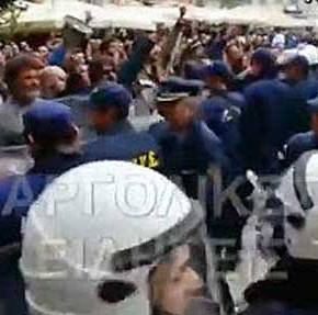 Μούτζες και «κλέφτες, κλέφτες» φώναζαν στο Σαμαρά στο Ναύπλιο –&nbsp;ΒΙΝΤΕΟ