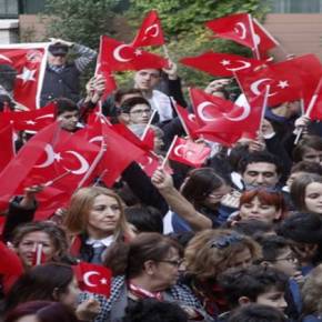 Ενώ η Τουρκία απειλεί γέμισε τουρκικές σημαίες η Θεσσαλονίκη για τον Κεμάλ&nbsp;[εικόνες]