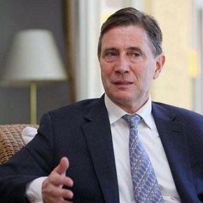 Είπε ο Βρετανός Ύπατος Αρμοστής: «Θα βοηθήσουμε για λύση του Κυπριακού»… και γέλασαν&nbsp;όλοι!