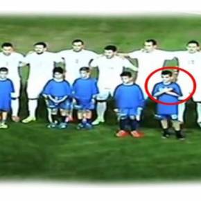 ΤΡΙΑ ΠΑΙΔΙΑ ΣΧΗΜΑΤΙΣΑΝ ΤΟΝ ΑΛΒΑΝΙΚΟ ΑΕΤΟ ΜΕ ΤΑ ΧΕΡΙΑ ΤΟΥΣ!Διάλυση των πάντων: Αλβανική προβοκάτσια στον αγώνα Ελλάδας-Σερβίας δια χειρός&nbsp;ΕΠΟ