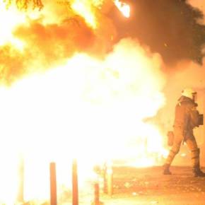 Παρακρατικοί καίνε την Αθήνα με ανοχή Σαμαρά – Πολεμικό σκηνικό για αποπροσανατολισμό στήνει η&nbsp;συγκυβέρνηση