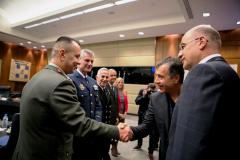 Εβαλαν τους στρατηγούς να υποδεχτούν τον&nbsp;Θεοδωράκη!