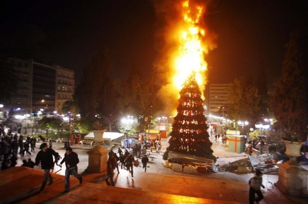 Χριστούγεννα-με-Τανκς-στους-Δρόμους-της-Αθήνας1-620x412