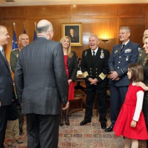 Γιατί χαίρονται και γελάνε υπουργοί και Αρχηγοί μέσα στο γραφείο του&nbsp;Δένδια;