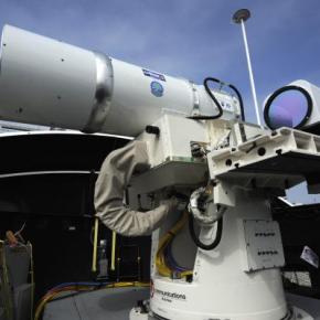 Δείτε πως «κεραυνοβολεί» το στόχο του το πρώτο επιχειρησιακό laser του αμερικανικού&nbsp;Ναυτικού