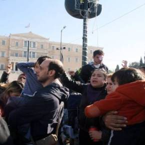 Επιχείρηση «σκούπα» στην πλατεία Συντάγματος – Αστυνομικές δυνάμεις απομάκρυναν ξημερώματα τους Σύρους&nbsp;πρόσφυγες