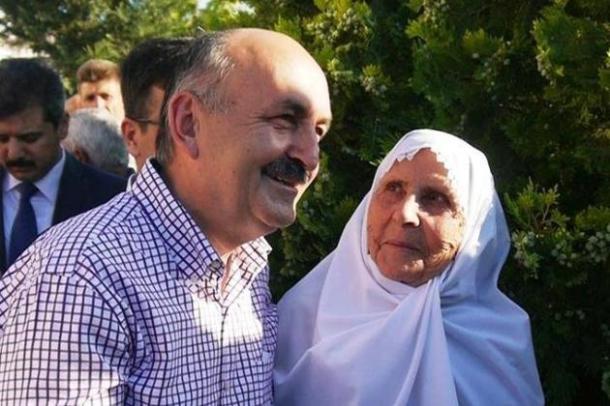 bakan-muezzinoglundan-kanser-hastasina-yardim-20140705AW136379