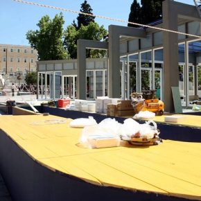 Δείτε αναλυτικά Πού θα στήσουν προεκλογικά κέντρα τα κόμματα Η ΝΔ στην πλατεία Συντάγματος, ο ΣΥΡΙΖΑ στην πλατεία Κλαυθμώνος στον ΣΥΡΙΖΑ, το ΠΟΤΑΜΙ στην Κοτζιά, το ΚΚΕ στον πεζόδρομο Κοτοπούλη, στην πλατεία Ομονοίας, το ΠΑΣΟΚ στα&nbsp;Προπύλαια